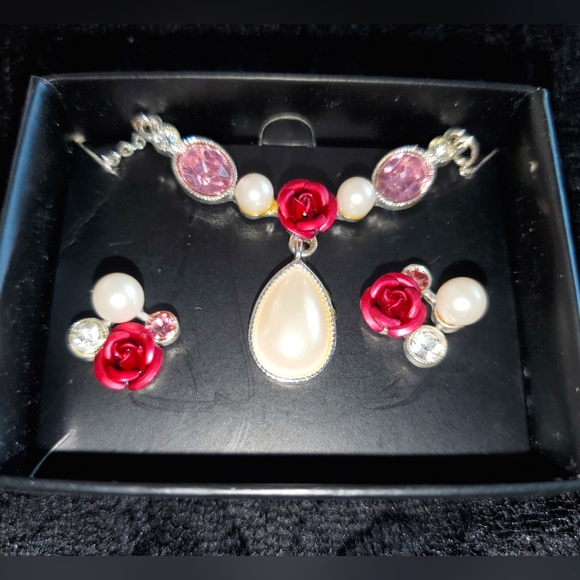 AVON Fit for a princess necklace and earrings set. - Picture 2 of 6